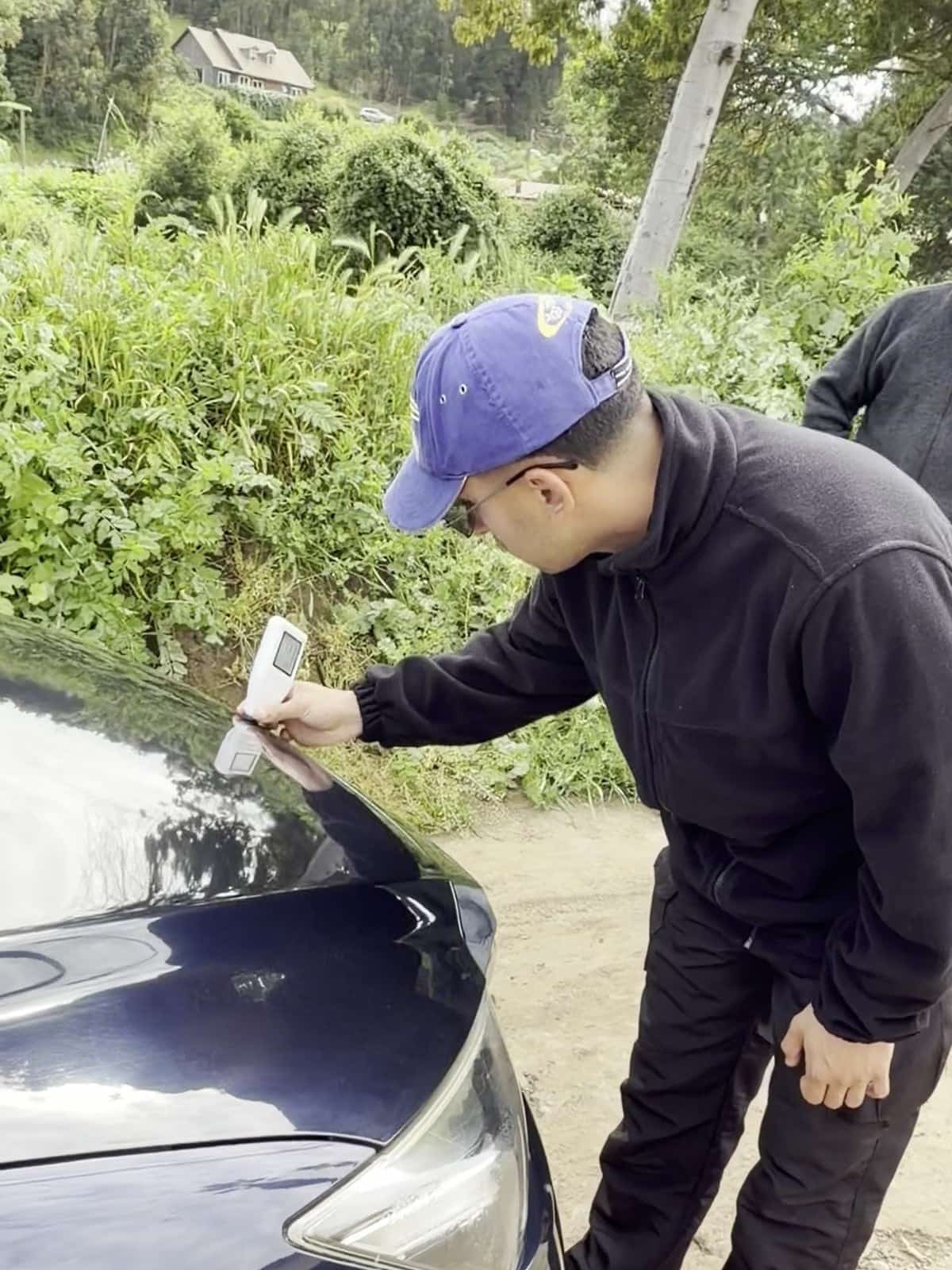 Mecánico de Go Meks inspeccionando un auto usado durante una revisión pre compra