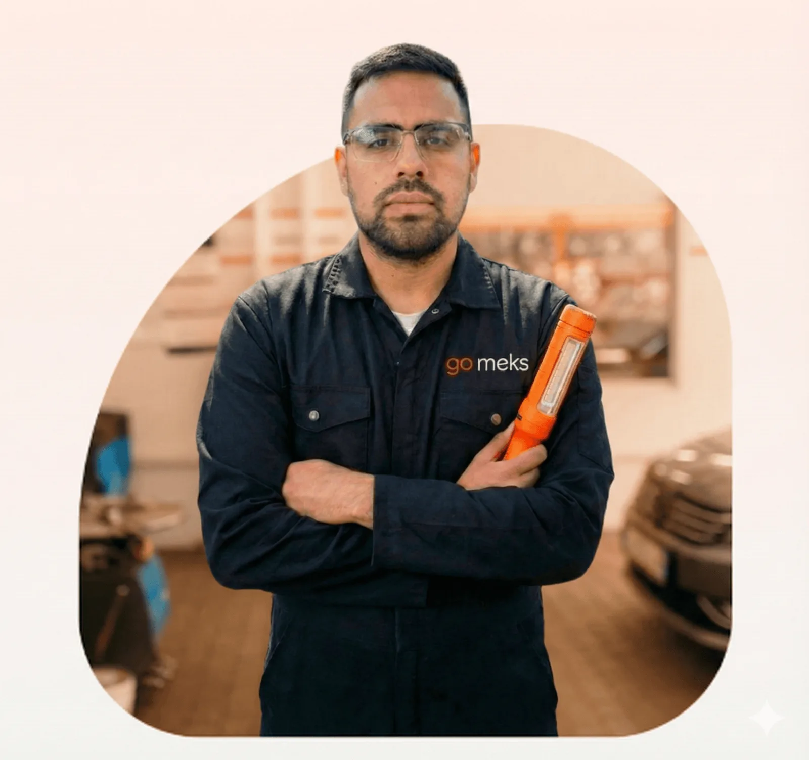 Mecánico de Go Meks con uniforme y herramienta de diagnóstico